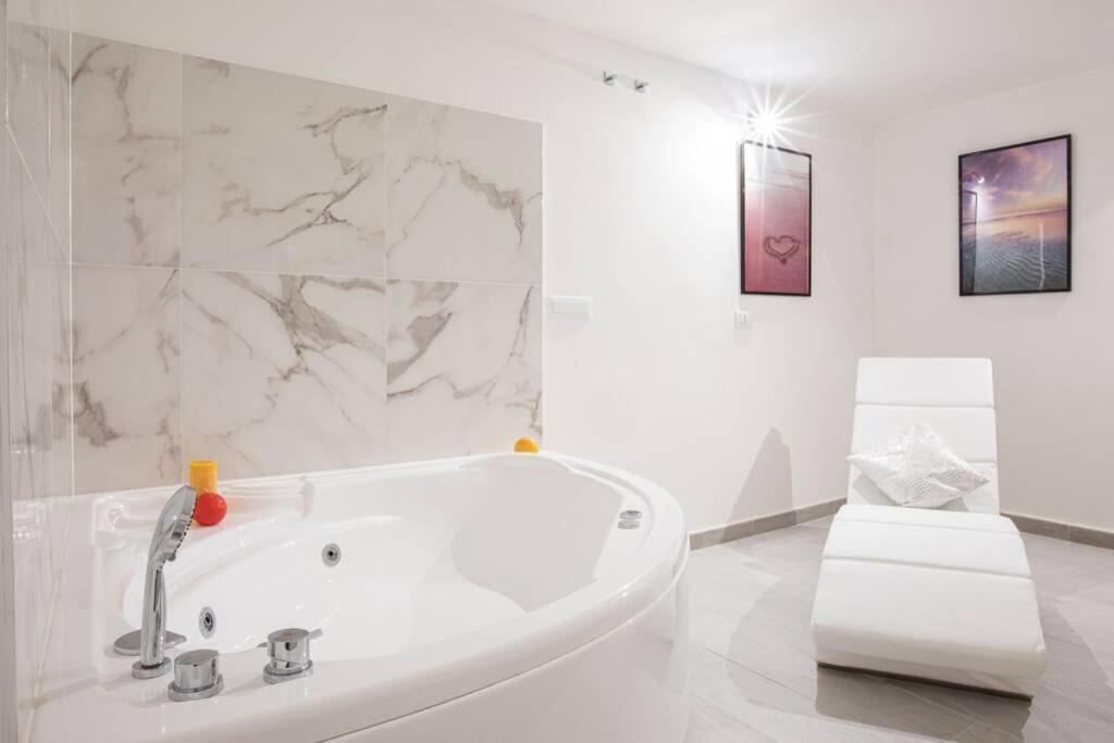 Unforgettable Split Level Jacuzzi Suite Navona Roma Esterno foto