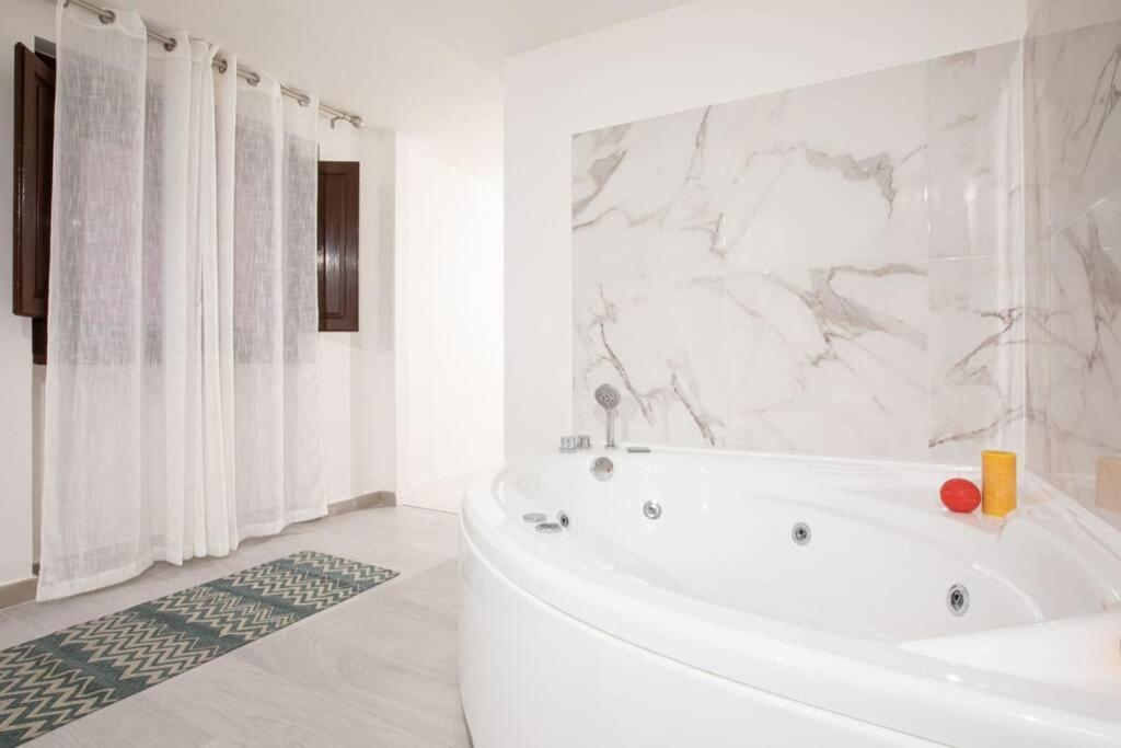 Unforgettable Split Level Jacuzzi Suite Navona Roma Esterno foto